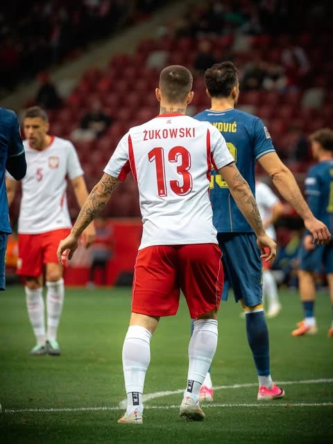 На полі. У грі.